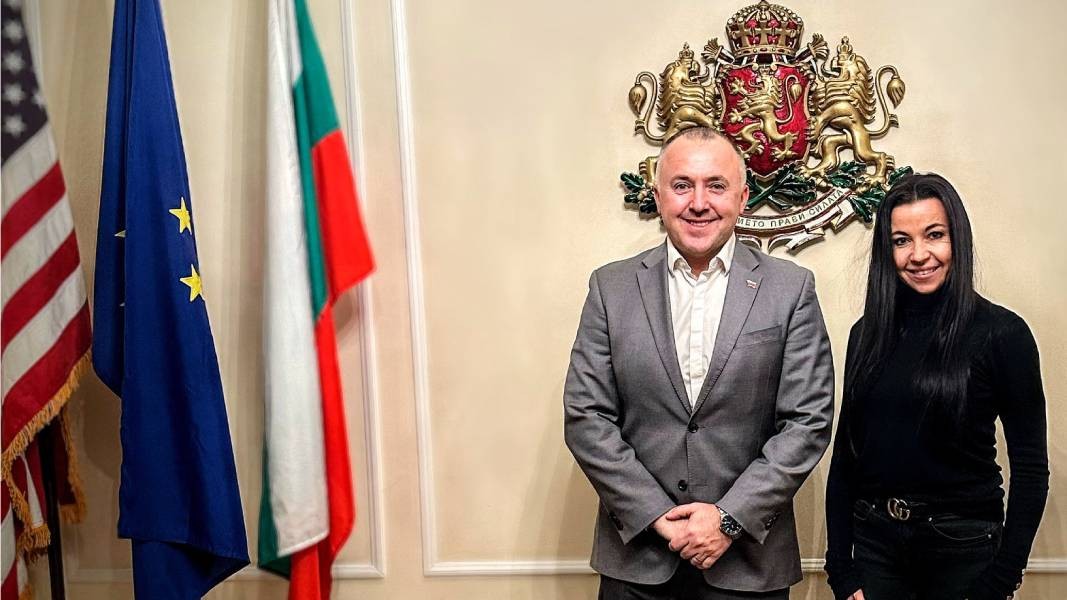 Silvia Táseva con el cónsul general Ánguel Ánguelov