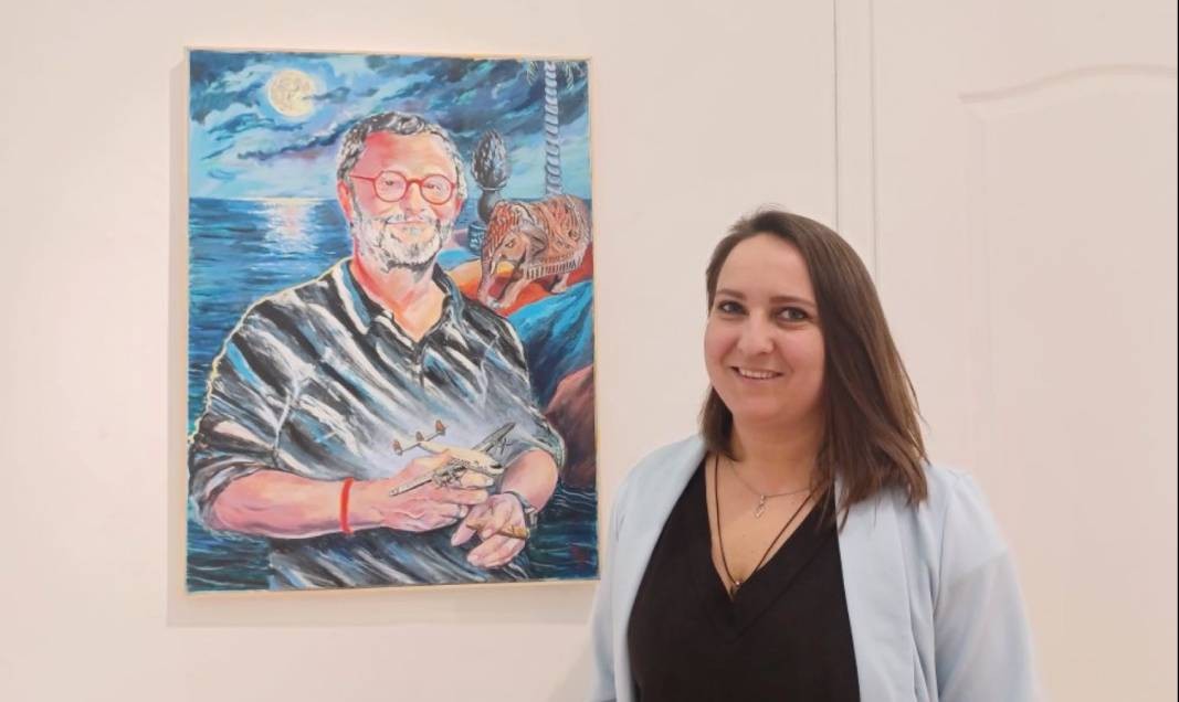 Ekaterina Radenkova junto a su cuadro El pintor ilusionista