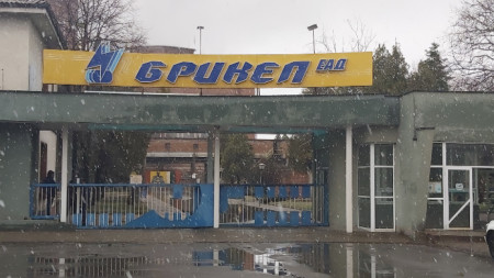 Под ръководството на Районната прокуратура във Варна започна претърсване и изземване в офиси на „Брикел“ ЕАД и „Траш юнивърс“ ЕООД в Гълъбово заради контейнерите с италиански отпадъци на пристанище Варна-запад. “Брикел” ЕАД обединява старата ТЕЦ “Марица изток 1” и Брикетна фабрика. 