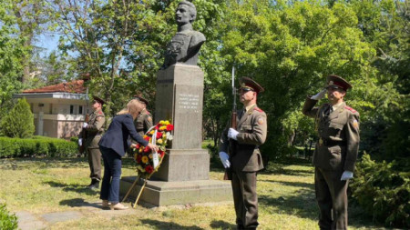 Зам.-кметът по „Образование, култура, спорт и младежки дейности“ Благородна Здравкова пред паметника на  Бенковски 