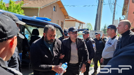 Арест за 46-годишния мъж от Луковит, обвинен за нанасяне на средни телесни повреди на 11-годишно момче, което в неделя е хвърлил от мост, след като му е нанесъл и побой. 